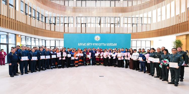 АЙМАҚ БАСШЫСЫ АЛҒЫС АЙТУ КҮНІНЕ ОРАЙ БІРҚАТАР САЛАНЫҢ ҚЫЗМЕТКЕРЛЕРІН МАРАПАТТАДЫ