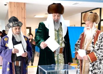 ҚАЗАҚТЫҢ ҮШ ХАНЫ ДАУЫС БЕРУГЕ КЕЛДІ