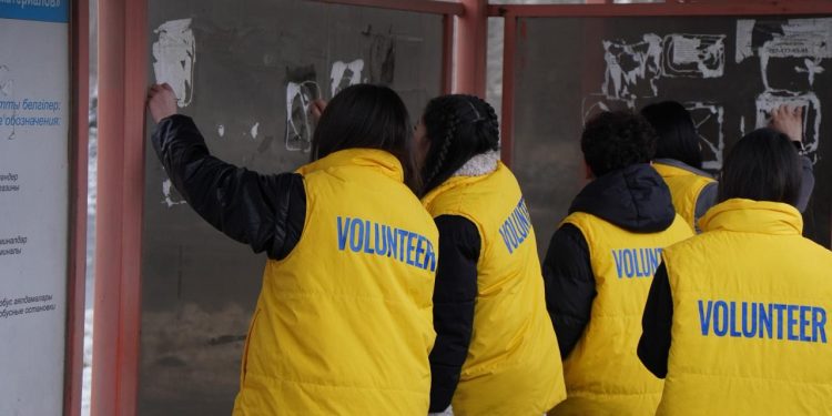 Молодежь Усть-Каменогорска вышла на акцию по очистке города от незаконной рекламы