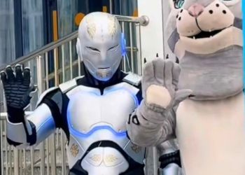 Референдум күні қала көшелері бойымен ең технологиялық әрі сүйкімді қонақтар — робот пен барс Адлет жүріп өтті!