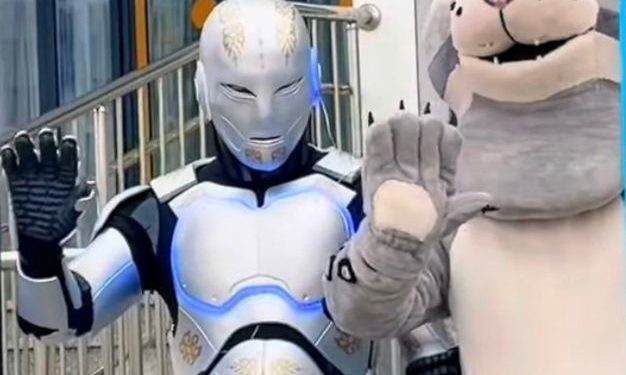 Референдум күні қала көшелері бойымен ең технологиялық әрі сүйкімді қонақтар — робот пен барс Адлет жүріп өтті!