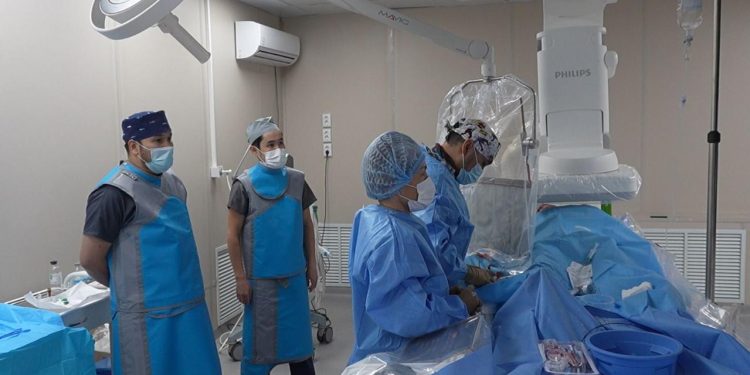 Кардиохирургтар айналмалы артерияға стентті сәтті имплантациялады