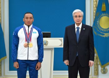 Мемлекет басшысы ХІV Қысқы Паралимпиада ойындарының чемпионы Ербол Хамитовты марапаттады