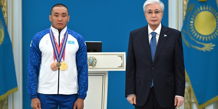 Мемлекет басшысы ХІV Қысқы Паралимпиада ойындарының чемпионы Ербол Хамитовты марапаттады