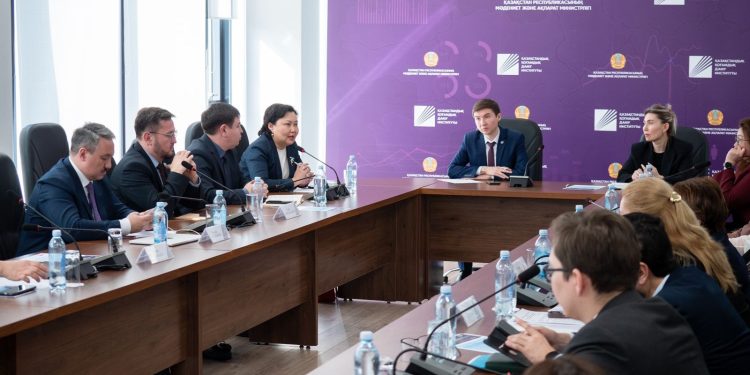 «SARAP» отырысында жаңа Конституция жобасындағы әлеуметтік кепілдіктер мәселесі талқыланды